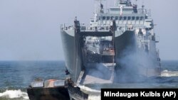 Клайпедага жакын жерде машыгып жаткан АКШ менен Польшанын күчтөрү. 