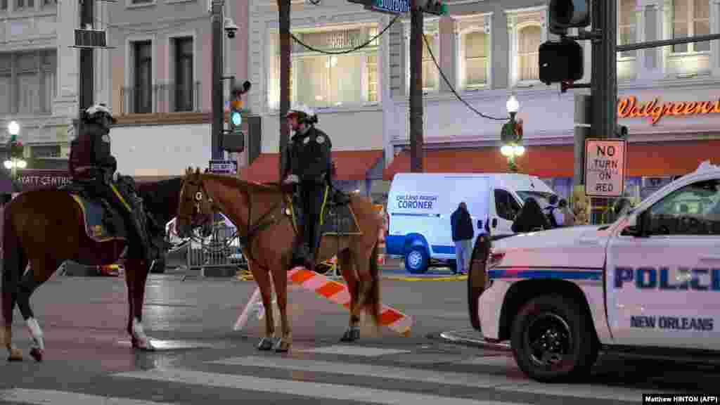 Lovas rendőrök a Canal Street és a Bourbon Street kereszteződésénél a louisianai New Orleans francia negyedében 2025. január 1-jén. A rendőrség még vizsgálja, hogy a merénylőnek lehettek-e társai