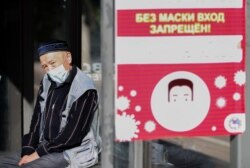 Коронавирус пандемиясы кезінде қоғамдық көлікпен қатынап жүрген егде жастағы азамат. 8 қыркүйек 2020 жыл.