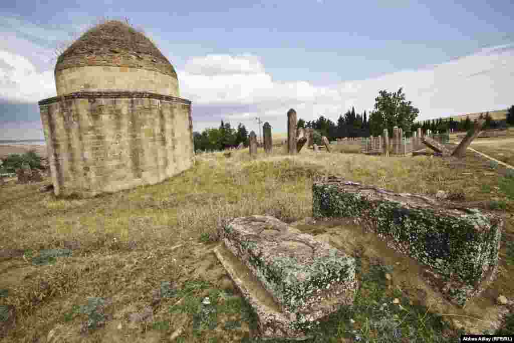 Şamaxı şəhəri. XVII əsrə aid "Yeddi günbəz" türbələr kompleksi. Vaxtı ilə yeddi olan bu günbəzlər bu gün beşdir. Sabah isə bilinmir neçəsi daha uçacaq. Ümidsizcə bərpa olunmaqlarını gözləyirlər.