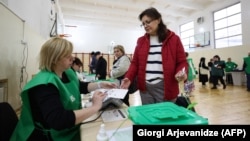 La o secție de votare din Tbilisi pentru scrutinul parlamentar din 26 octombrie 2024.