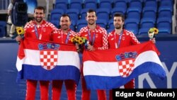  Marin Čilić i Ivan Dodig sa srebrnim medaljama na podijumu sa zlatnim olimpijcima Matom Pavićem i Nikolom Mektićem , 30. jul 2021. godine 