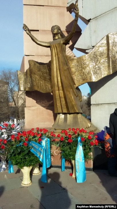 Көрші құрбысымен мас көршісін сиқырлайды Вероника Земанова минет жасайды (бейнені қараңыз)