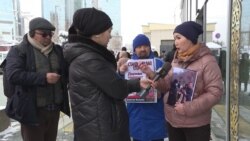 В Алматы вновь требовали освобождения арестованных после январских событий. КУИС отрицает применение пыток в тюрьмах
