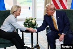 Президент США Дональд Трамп потискає руку очільниці Єврокомісії Урсулі фон дер Ляєн після оголошення про торговельну угоду між США та ЄС у Тернберрі, Шотландія, Велика Британія, 27 липня 2025 року