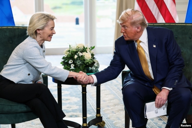 Президент США Дональд Трамп потискає руку очільниці Єврокомісії Урсулі фон дер Ляєн після оголошення про торговельну угоду між США та ЄС у Тернберрі, Велика Британія, 27 липня 2025 року