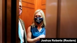 Марджори Тейлор-Грин в лифте Капитолия. Надпись на повязке: "Покончите с абортами"