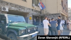 Građani ispred policijske stanice u Beogradu u kojoj su bili studenti privedeni tokom protesta, 3. jul 2025.