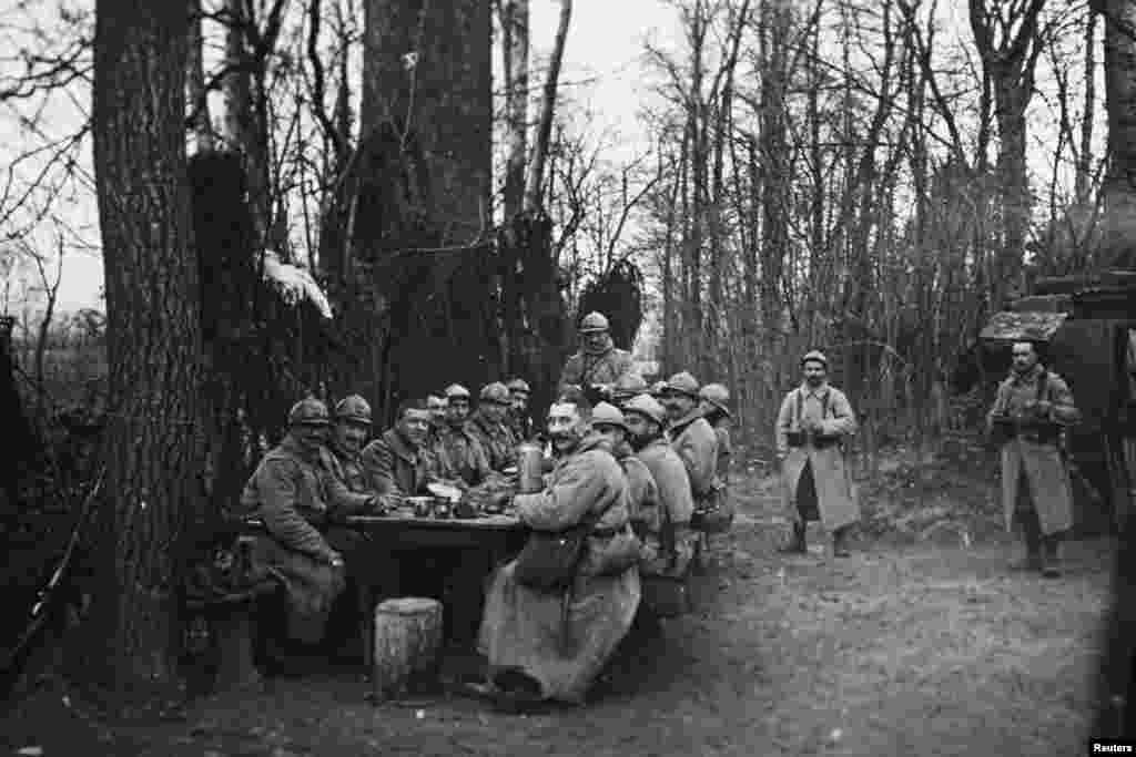 An undated photo shows French troops eating lunch near Arras in northern France. From the viscount&#39;s collection.