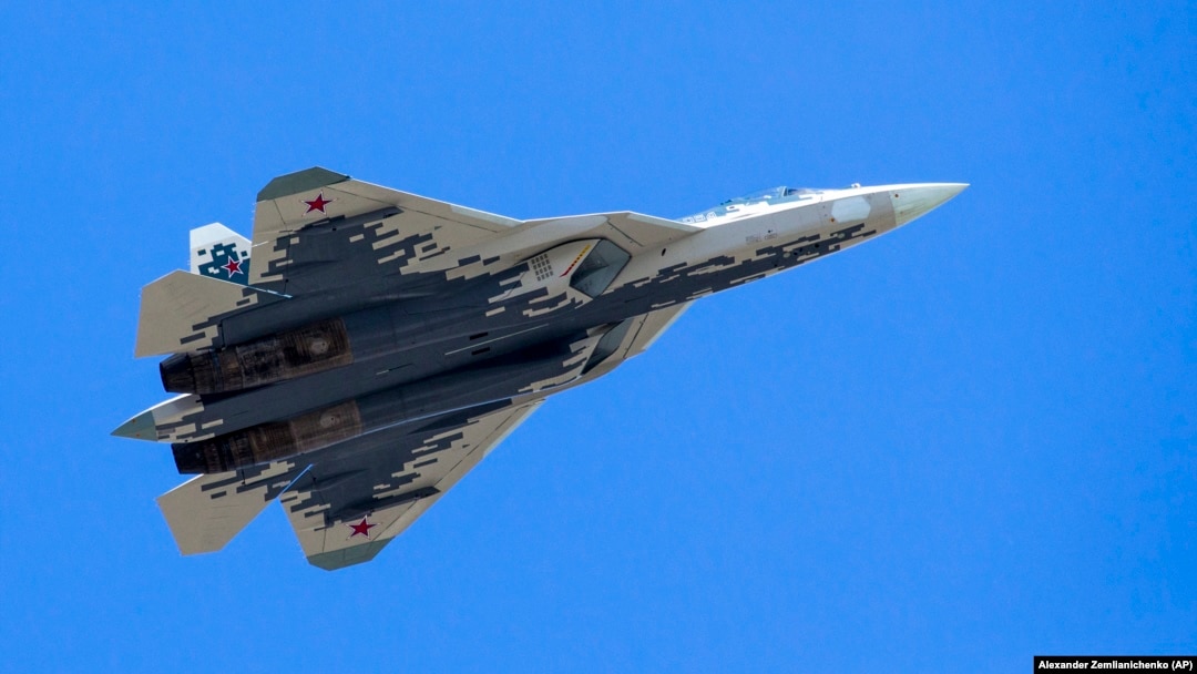Un avion Sukhoi Su-57 al Forțelor Aeriene Ruse zboară deasupra Pieței Roșii în timpul paradei militare de Ziua Victoriei din 9 mai 2018.