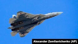 Un avion Sukhoi Su-57 al Forțelor Aeriene Ruse zboară deasupra Pieței Roșii în timpul paradei militare de Ziua Victoriei din 9 mai 2018.