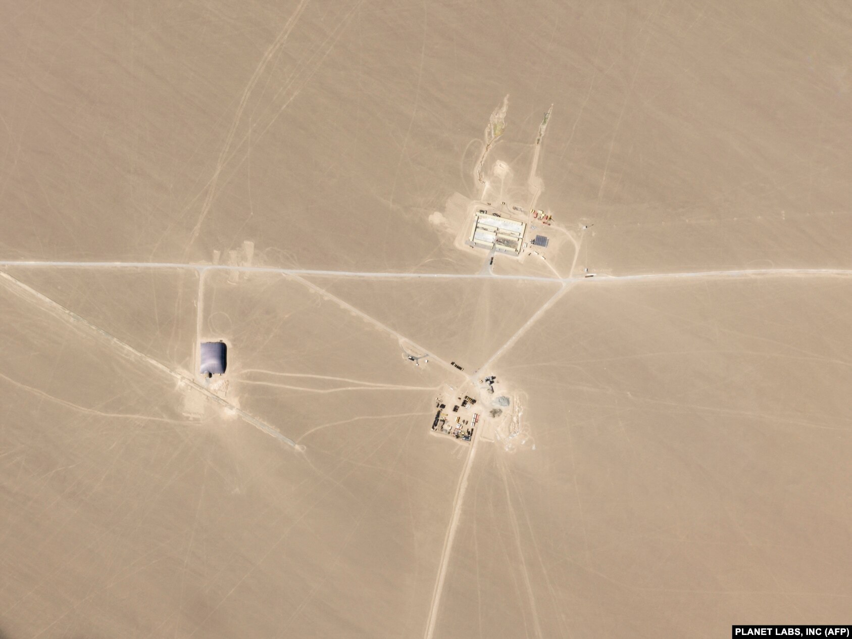 Ky imazh satelitor shfaq atë që besohet se është një silos i raketave duke u ndërtuar në një shkretëtirë kineze më 2021.
