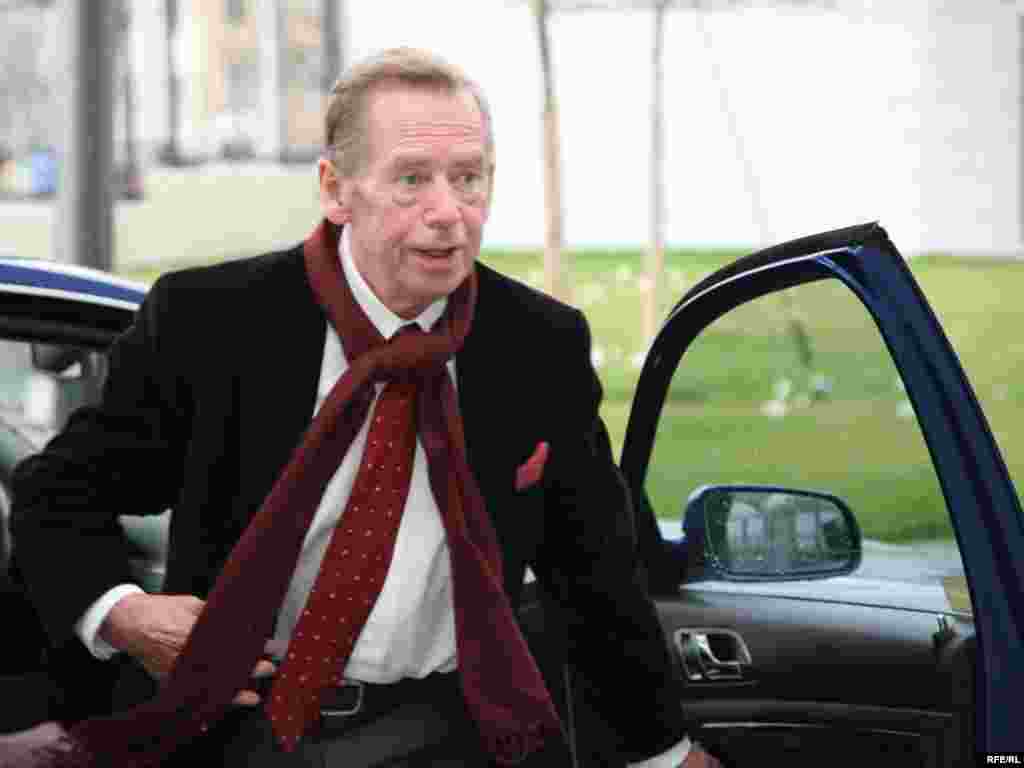 President Havel arrives at RFE/RL's headquarters.