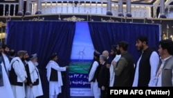 ملا عبدالغنی برادر و برخی دیگر مقامهای طالبان در مراسم گشایش پروژههای برق در هرات