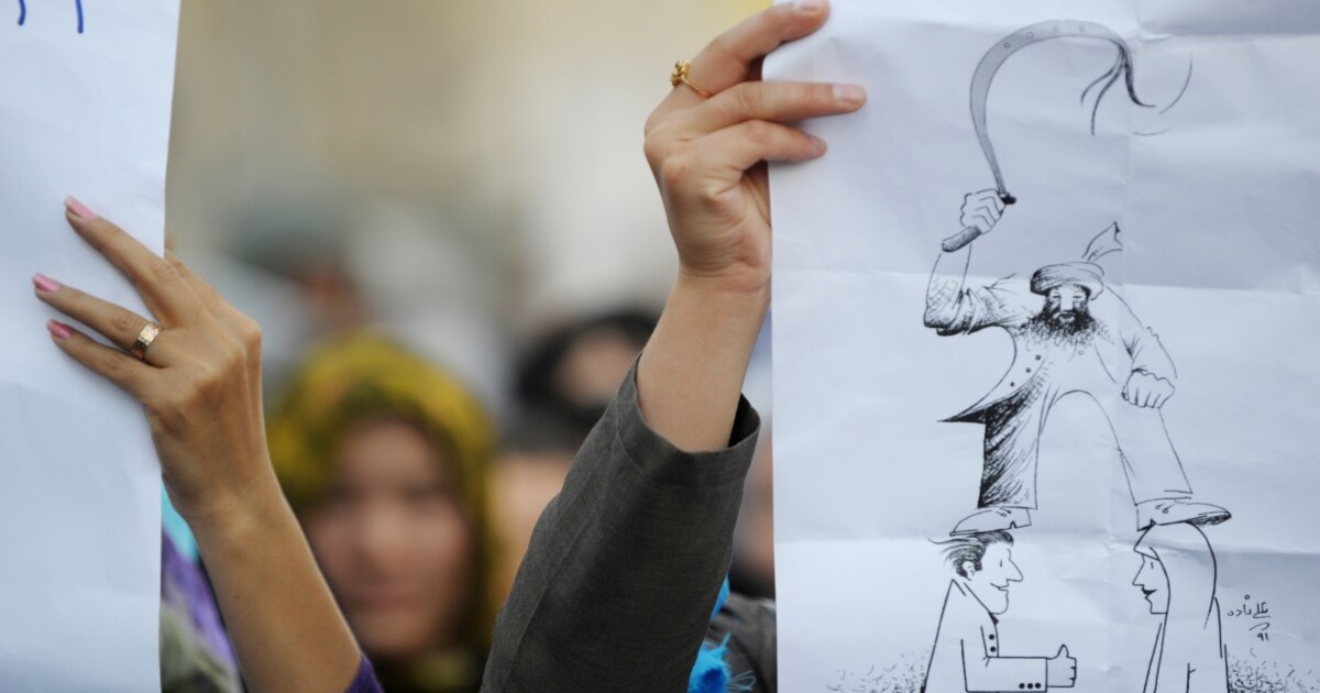 Әйелінің бірінші порно свингері Лесби гинеколог науқастың мысығын жалаған.