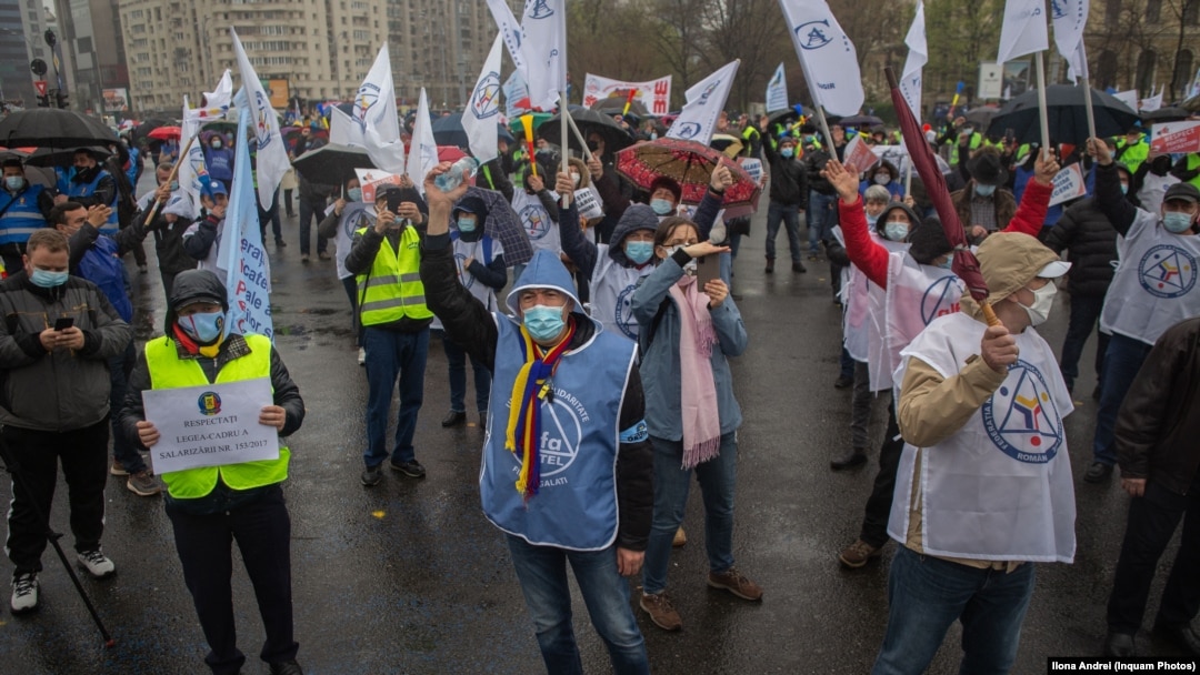 Sindicatele din sistemul bugetar sunt nemulțumite de modul de plată actual. Imagine de miercuri, 14 aprilie, de la un protest organizat în Piața Victoriei.