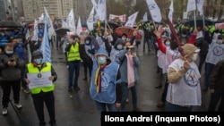 Sindicatele din sistemul bugetar sunt nemulțumite de modul de plată actual. Imagine de miercuri, 14 aprilie, de la un protest organizat în Piața Victoriei.