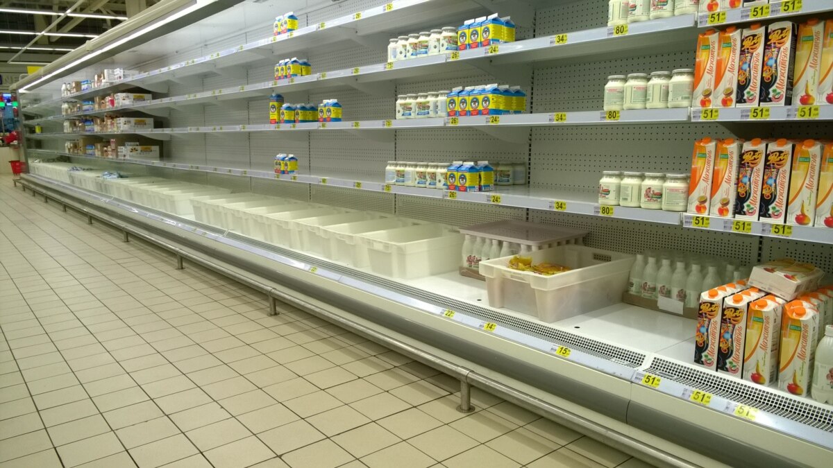 Продукция замещающая. Полки супермаркета. Прилавки крымских магазинов 2007. Пустой молочный магазин внутри. Продукты до того как попали на полки магазинов