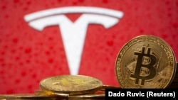 Bitcoin este cea mai cunoscută criptomonedă. Valoarea sa a crescut considerabil în ultima jumătate de an, ceea ce a atras înspre piața criptomonedelor foarte multe persoane, inclusiv pe cei care nu înțeleg cum funcționează aceste instrumente financiare.