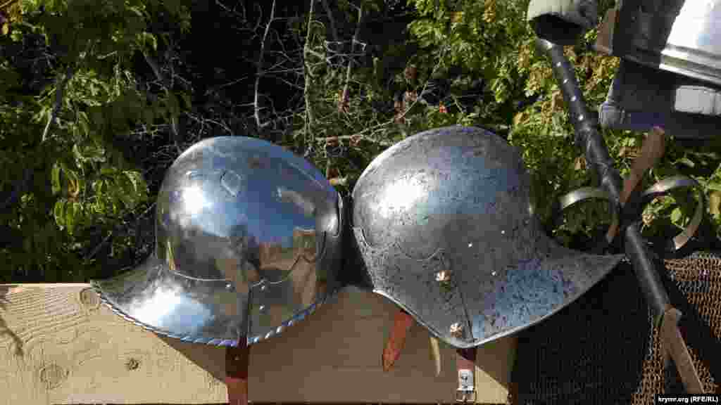 Средневековые рыцарские шлемы в лагере на Федюхиных высотах