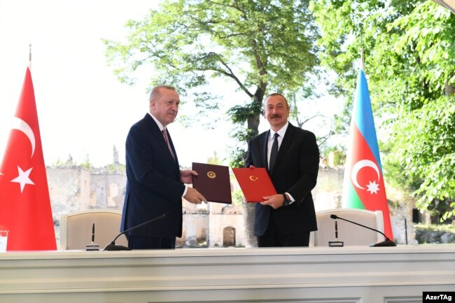 Президенты Азербайджана Ильхам Алиев и Турции Реджеп Эрдоган во время подписания декларации. 15 июня 2021 года