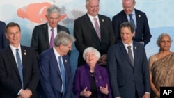 Sekretarja e Thesarit e SHBA-së, Janet Yellen, në mes gjatë një sesioni fotografik me ministrat e Financave të G7-ës, Japoni.