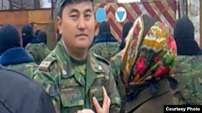 Семіз әйел мастурбация жасайды және ұшағында кончасын жасайды