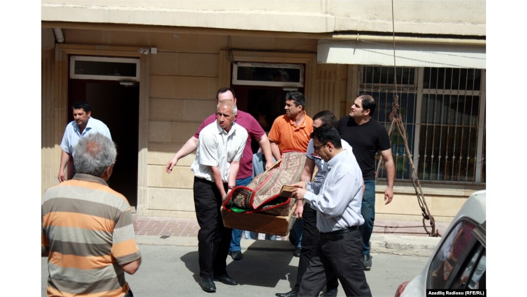 Jurnalist Rauf Mirqədirovun atasının dəfnindən görüntülər