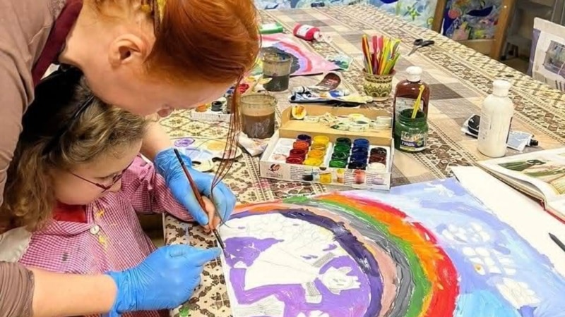 La terapeuta artística 'Aunt Zebra' reubica su estudio en Leópolis tras daños en Járkov