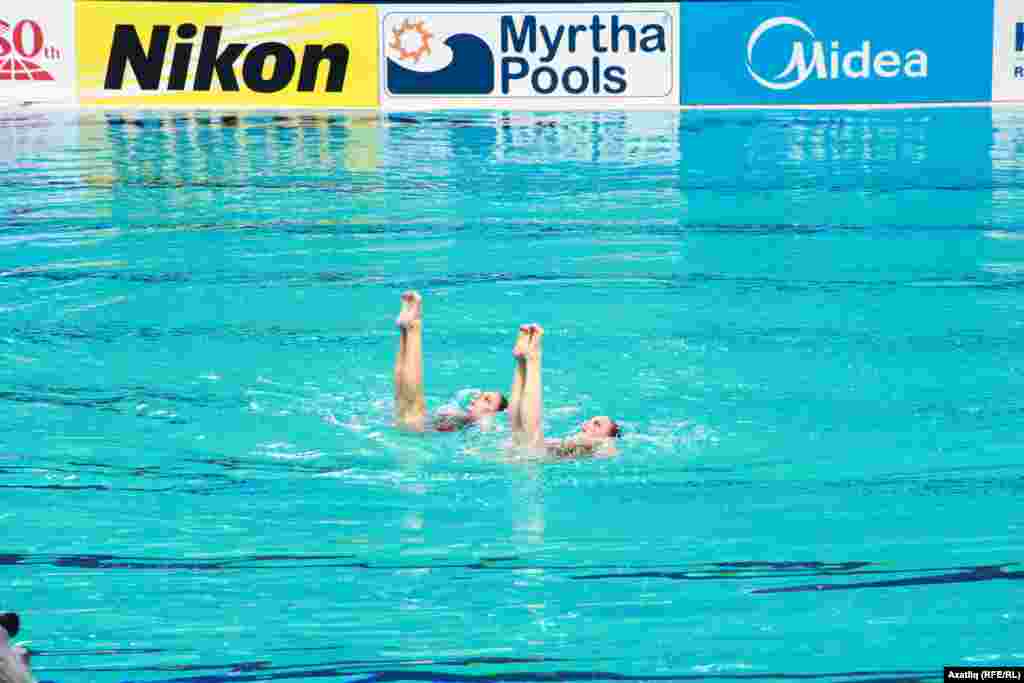 Синхрон йөзүдә кызлар дуэты