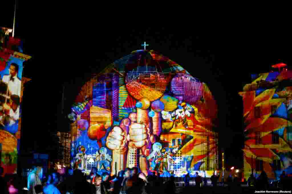 ბერლინში ყოველწლიური სინათლის ფესტივალი დაიწყო. ფესტივალის ფარგლებში ქალაქის ღირსშესანიშნაობები, შენობები და მონუმენტები სხვადასხვა ფერის შუქებით ნათდება. წლევანდელი ფესტივალის მესიჯი კორონავირუსის წინააღმდეგ გაერთიანებაა. ფოტოები📸: REUTERS/Joachim Herrmann