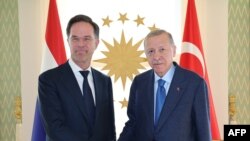 Această fotografie tip document, făcută și publicată de biroul de presă al președinției turce pe 26 aprilie 2024, îl arată pe președintele turc Recep Tayyip Erdogan (dreapta) dând mâna cu prim-ministrul Olandei Mark Rutte (stânga) în timpul întâlnirii lor de la Vahdettin Pavili.
