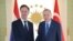 Această fotografie tip document, făcută și publicată de biroul de presă al președinției turce pe 26 aprilie 2024, îl arată pe președintele turc Recep Tayyip Erdogan (dreapta) dând mâna cu prim-ministrul Olandei Mark Rutte (stânga) în timpul întâlnirii lor de la Vahdettin Pavili.