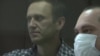 Navalnij a bíróságon, 2021. február 20-án, amikor elutasították a keresetét, és kimondták, börtönben kell maradnia. 