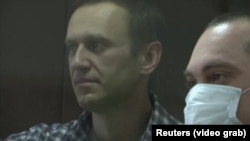 Аляксей Навальны (зьлева) у судзе