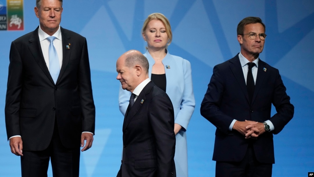 Klaus Iohannis a spus în 2022, că, dacă i s-ar oferi o înaltă poziție la Bruxelles, ar evalua serios varianta plecării din țară. Foto: Alături de Klaus Iohannis, cancelarul german, Olaf Scholz, președinta Slovaciei, Zuzana Caputova și secretarul general NATO, Jens Stoltenberg. 