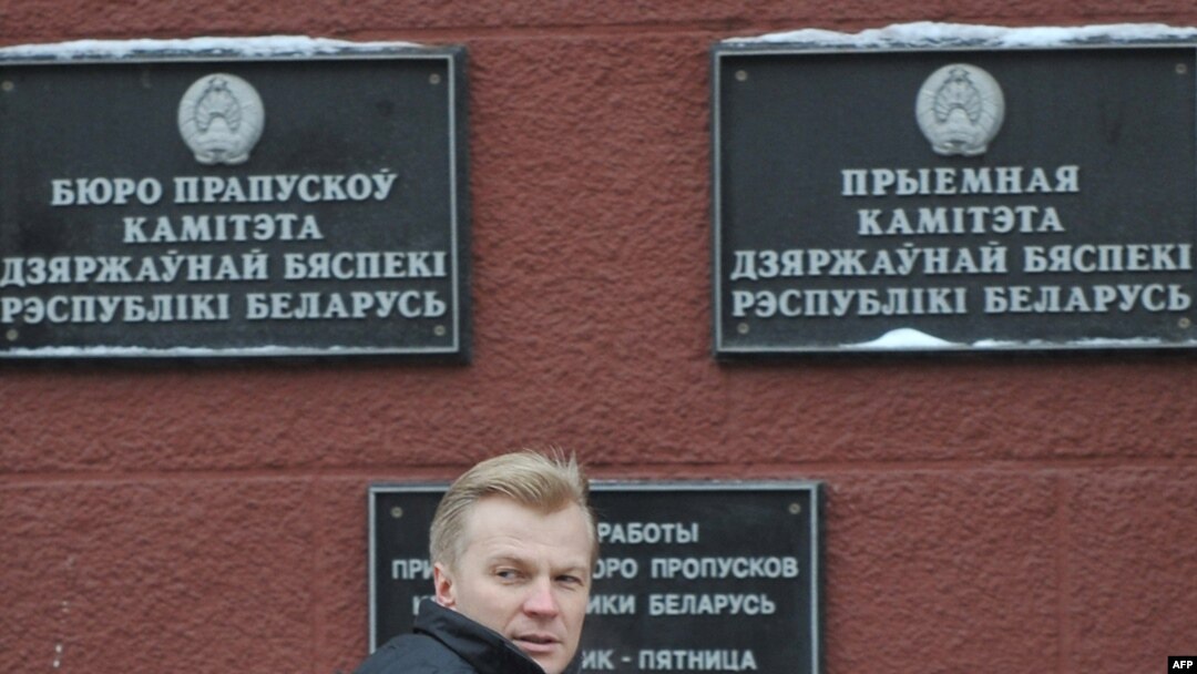 Бывший кандидат в президенты Белоруссии Виталий Рымашевский у здания КГБ Белоруссии, 4 января 2011 г
