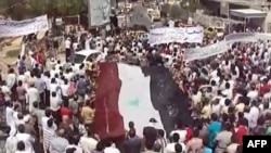 A video grab shows hundreds of antiregime protesters demonstrating in the northwestern city of Idlib on August 19.
