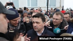 Governor Andrei Vorobyov talks with angry local residents gather outside the hospital in Volokolamsk on March 21. 