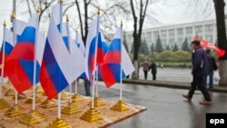 Drapele ruseşti în faţa guvernului din Chişinău