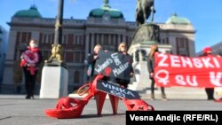 Ulični performans "Stop ubijanju žena" u organizaciji Žene u crnom u Beogradu 6. decembar 2020. 