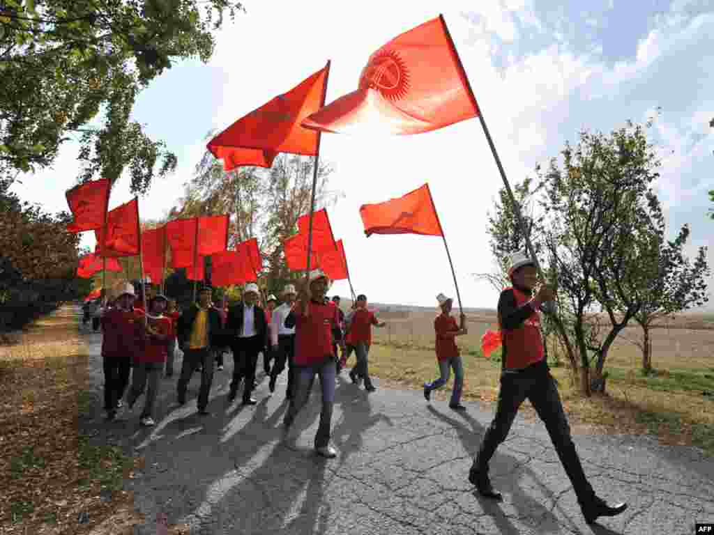 Young members of the Ata-Meken party walk to a commemoration ceremony at the Ata-Beyit memorial cemetery, some 15 kilometers outside Bishkek, on October 6. Photo by Vyacheslav Oseledko for AFP