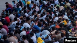 Мьянмада кулчулукка кабылган адамдар Мьянманын Мьявадди шаарындагы KK Park комплексинин ичинде кармалып турушат. 26-февраль, 2025-жыл.