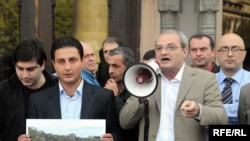 გიორგი გაჩეჩილაძე (მარჯვნივ) და ლაშა ჩხარტიშვილი. საპროტესტო აქცია თბილისის საკრებულოს წინ