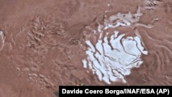 Марстагы муз менен капталган көлдүн компьютерден жасалган графикасы.