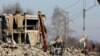 Munkások takarítják el Makijivkában 2023. január 3-án az ideiglenes laktanya romjait, amelyek között 63 orosz katona lelte a halálát