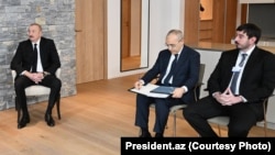 დავოსში ილჰამ ალიევის შეხვედრების ნაწილს მისი 28 წლის ვაჟი, ჰეიდარ ალიევი უმცროსი, ესწრება.