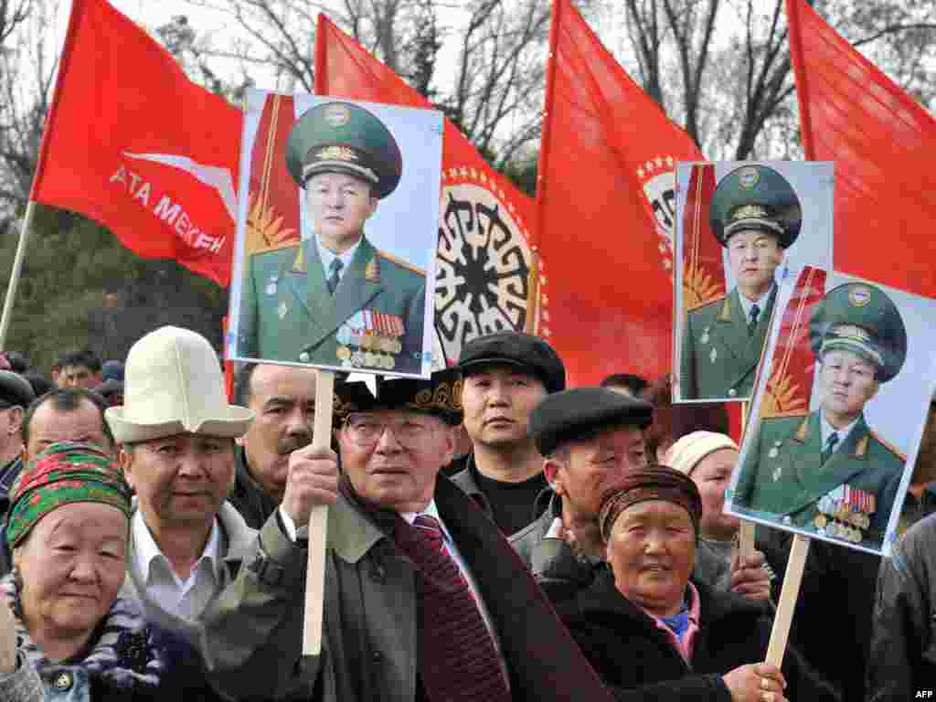 Исмаил Исаков 8 жылга эркинен ажыратылды - 11-январда Бишкек гарнизондук соту мурдагы коргоо министри Исмаил Исаковду генерал-лейтенанттык чининен ажыратуу менен 8 жылга кесүү жана аны сот залынан камакка алуу тууралуу чечим чыгарган.