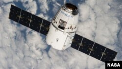 Космический корабль Dragon компании SpaceX в полете.