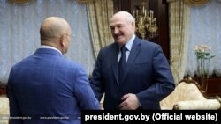  Олександр Лукашенко (праворуч) і народний депутат України із фракції партії «Слуга народу» Євген Шевченко. Мінськ, 20 квітня 2021 року